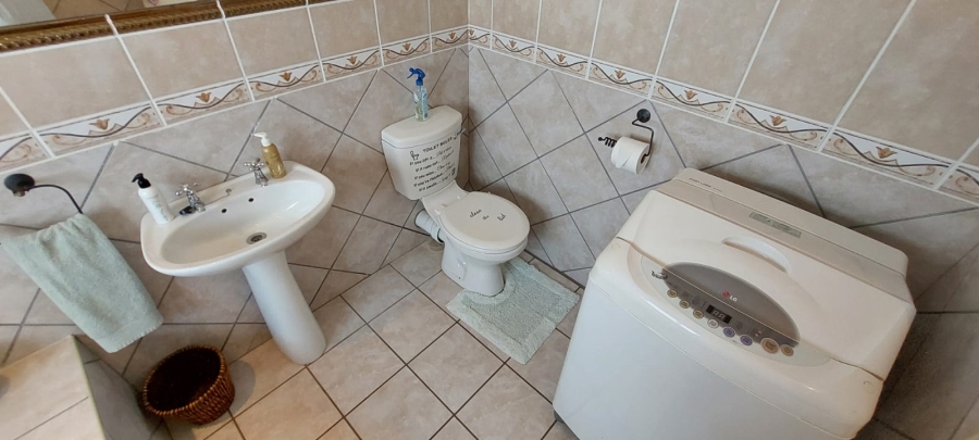 5 Bedroom Property for Sale in Wavecrest Eastern Cape